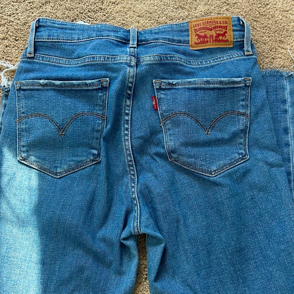 Medium-Wash Distressed 721 High Rise Skinny Levi Jeans